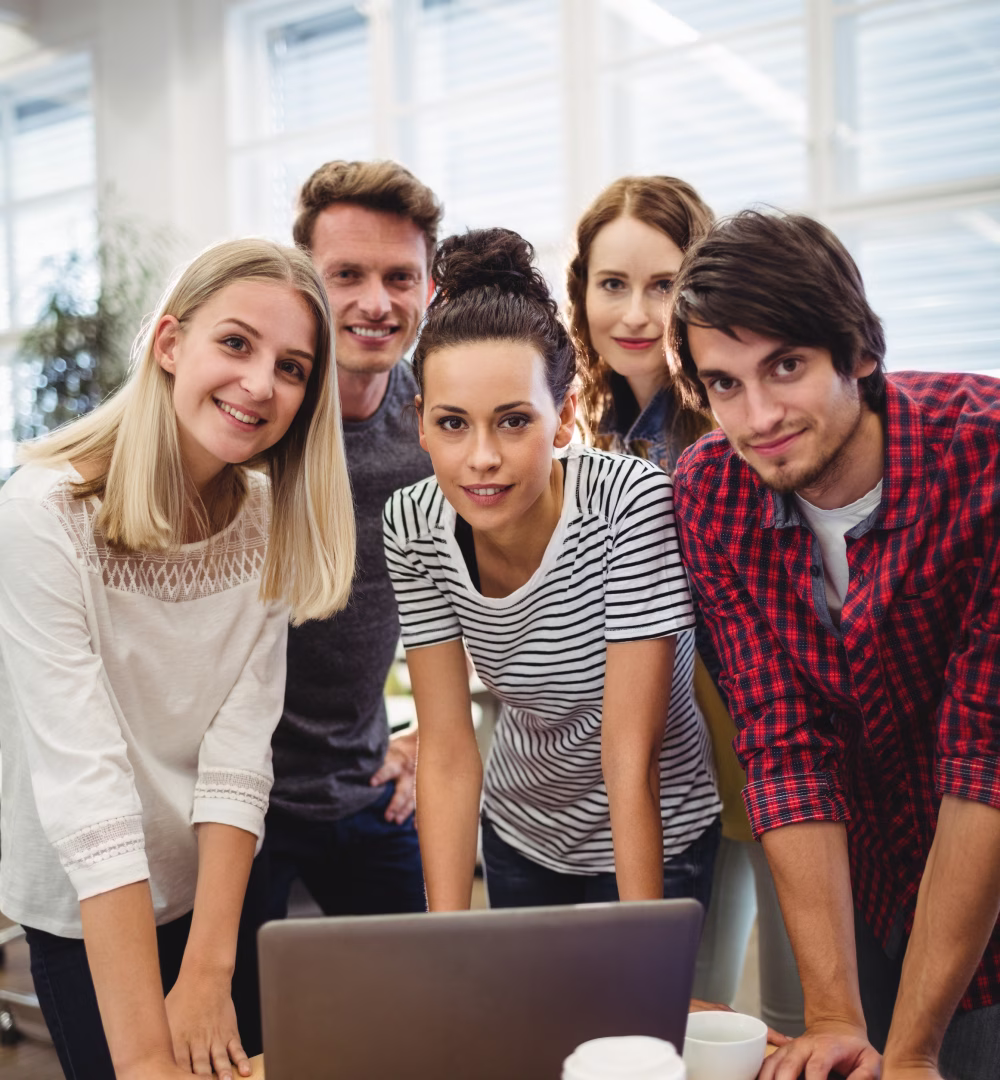 Consultor analisando indicadores da empresa